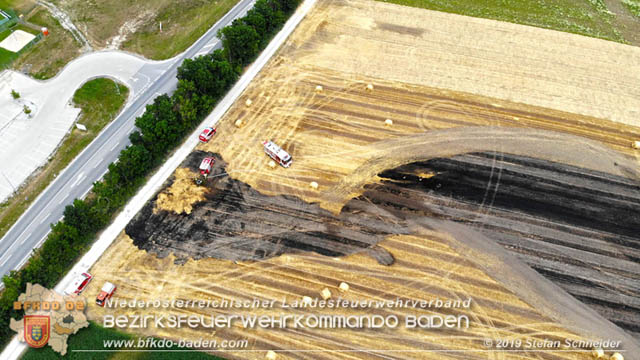 20190705 Abgeerntetes Feld sowie mehrere Rund-Stroballen bei Weigelsdorf abgebrannt Foto: © Stefan Schneider BFK Baden 20190705 Abgeerntetes Feld sowie mehrere Rund-Stroballen bei Weigelsdorf abgebrannt Foto: © Stefan Schneider BFK Baden