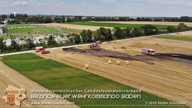 20190705 Abgeerntetes Feld sowie mehrere Rund-Stroballen bei Weigelsdorf abgebrannt Foto: © Stefan Schneider BFK Baden 20190705 Abgeerntetes Feld sowie mehrere Rund-Stroballen bei Weigelsdorf abgebrannt Foto: © Stefan Schneider BFK Baden