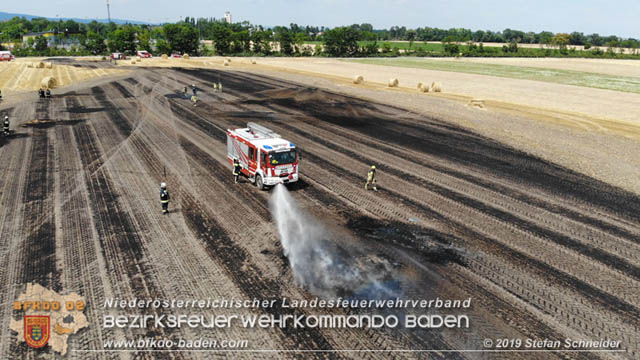 20190705 Abgeerntetes Feld sowie mehrere Rund-Stroballen bei Weigelsdorf abgebrannt Foto: © Stefan Schneider BFK Baden 20190705 Abgeerntetes Feld sowie mehrere Rund-Stroballen bei Weigelsdorf abgebrannt Foto: © Stefan Schneider BFK Baden