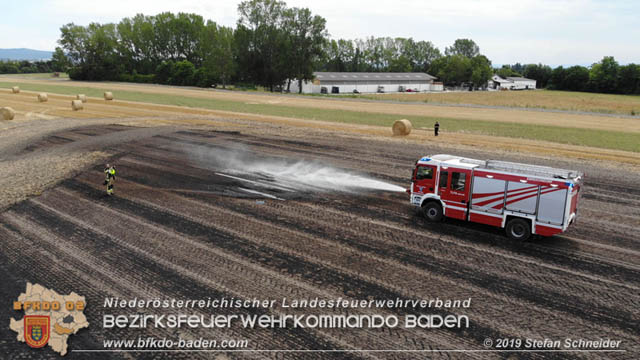 20190705 Abgeerntetes Feld sowie mehrere Rund-Stroballen bei Weigelsdorf abgebrannt  Foto: © Stefan Schneider BFK Baden