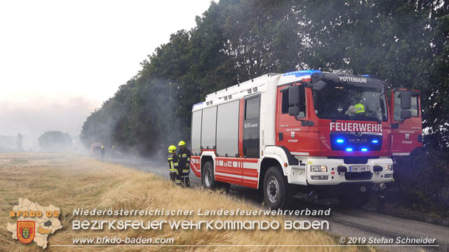 20190705 Feuerwehren aus dem Bezirk Baden unterstützen bei 35 Hektar Getreidefeld in Flammen  Foto: © Stefan Schneider BFK Baden