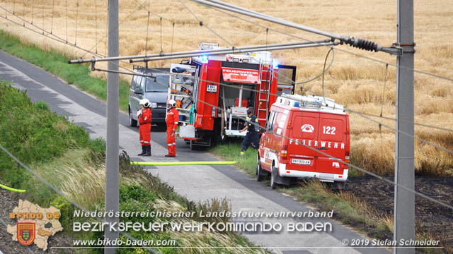 20190705 Feuerwehren aus dem Bezirk Baden unterstützen bei 35 Hektar Getreidefeld in Flammen  Foto: © Stefan Schneider BFK Baden
