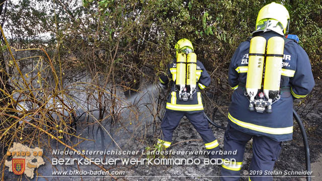 20190705 Feuerwehren aus dem Bezirk Baden unterstützen bei 35 Hektar Getreidefeld in Flammen  Foto: © Stefan Schneider BFK Baden