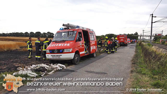 20190705 Feuerwehren aus dem Bezirk Baden unterstützen bei 35 Hektar Getreidefeld in Flammen  Foto: © Stefan Schneider BFK Baden