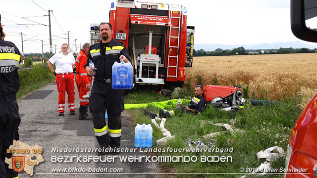 20190705 Feuerwehren aus dem Bezirk Baden unterstützen bei 35 Hektar Getreidefeld in Flammen  Foto: © Stefan Schneider BFK Baden