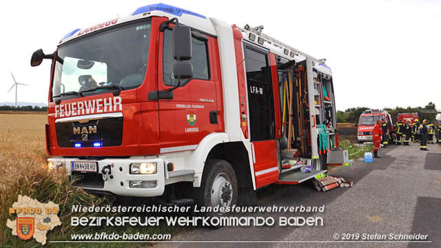 20190705 Feuerwehren aus dem Bezirk Baden unterstützen bei 35 Hektar Getreidefeld in Flammen  Foto: © Stefan Schneider BFK Baden