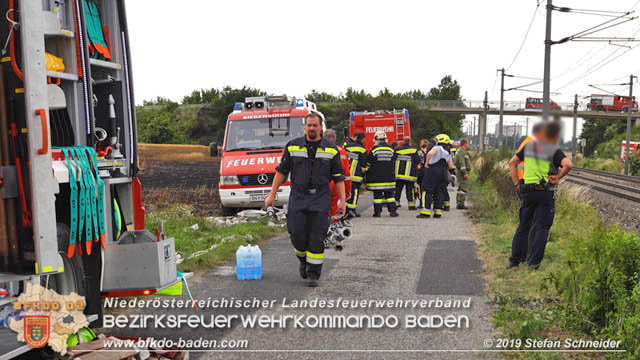 20190705 Feuerwehren aus dem Bezirk Baden unterstützen bei 35 Hektar Getreidefeld in Flammen  Foto: © Stefan Schneider BFK Baden