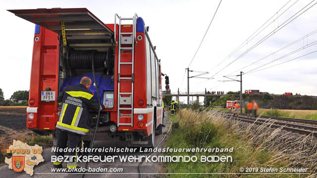 20190705 Feuerwehren aus dem Bezirk Baden unterstützen bei 35 Hektar Getreidefeld in Flammen  Foto: © Stefan Schneider BFK Baden