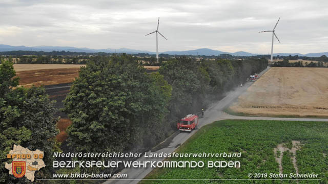 20190705 Feuerwehren aus dem Bezirk Baden unterstützen bei 35 Hektar Getreidefeld in Flammen  Foto: © Stefan Schneider BFK Baden