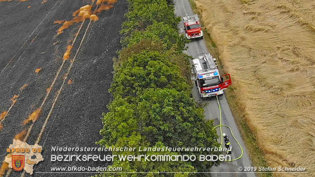 20190705 Feuerwehren aus dem Bezirk Baden unterstützen bei 35 Hektar Getreidefeld in Flammen  Foto: © Stefan Schneider BFK Baden