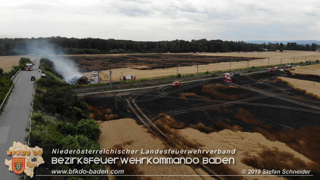 20190705 Feuerwehren aus dem Bezirk Baden unterstützen bei 35 Hektar Getreidefeld in Flammen  Foto: © Stefan Schneider BFK Baden