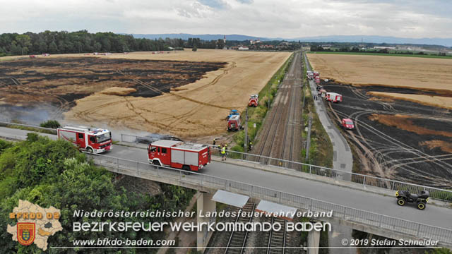 20190705 Feuerwehren aus dem Bezirk Baden unterstützen bei 35 Hektar Getreidefeld in Flammen  Foto: © Stefan Schneider BFK Baden