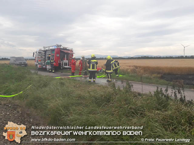 20190705 Feuerwehren aus dem Bezirk Baden unterstützen bei 35 Hektar Getreidefeld in Flammen  Foto: © Freiwillige Feuerwehr Landegg