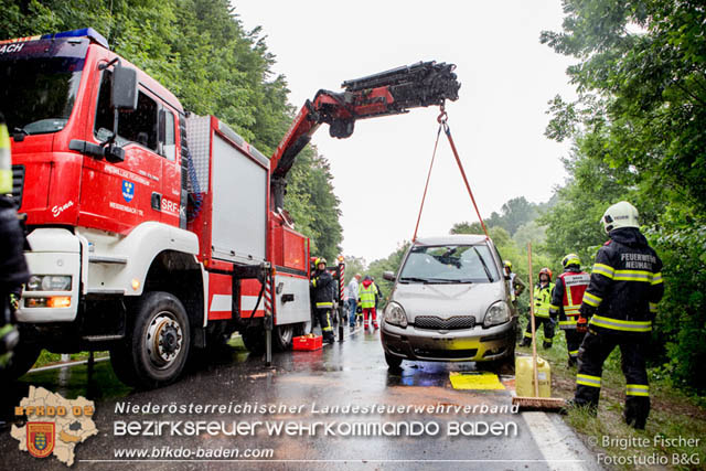 20190713 4 köpfige Familie verunfalt mit Pkw auf der LB 11 bei Neuhaus Foto: © Brigitte Fischer Fotostudio B&G 20190713 4 köpfige Familie verunfalt mit Pkw auf der LB 11 bei Neuhaus Foto: © Brigitte Fischer Fotostudio B&G