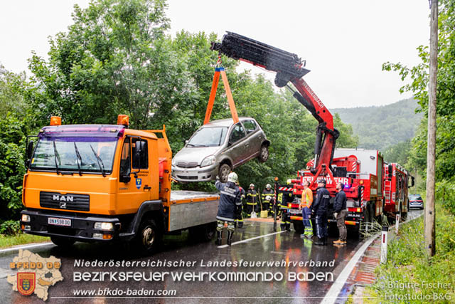 20190713 4 köpfige Familie verunfalt mit Pkw auf der LB 11 bei Neuhaus Foto: © Brigitte Fischer Fotostudio B&G 20190713 4 köpfige Familie verunfalt mit Pkw auf der LB 11 bei Neuhaus Foto: © Brigitte Fischer Fotostudio B&G