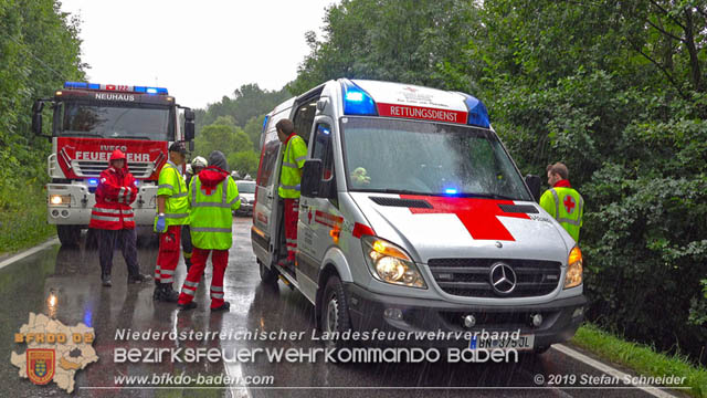 20190713 4 köpfige Familie verunfalt mit Pkw auf der LB 11 bei Neuhaus Foto: © Stefan Schneider BFK Baden 20190713 4 köpfige Familie verunfalt mit Pkw auf der LB 11 bei Neuhaus Foto: © Stefan Schneider BFK Baden