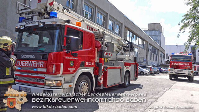 20190715 Brand mehrerer Photovoltaikpaneele am Dach einer Halle im Gewerbepark-Traiskirchen Foto: © Stefan Schneider BFK Baden 20190715 Brand mehrerer Photovoltaikpaneele am Dach einer Halle im Gewerbepark-Traiskirchen Foto: © Stefan Schneider BFK Baden