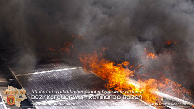 20190715 Brand mehrerer Photovoltaikpaneele am Dach einer Halle im Gewerbepark-Traiskirchen Foto: © Stefan Schneider BFK Baden 20190715 Brand mehrerer Photovoltaikpaneele am Dach einer Halle im Gewerbepark-Traiskirchen Foto: © Stefan Schneider BFK Baden