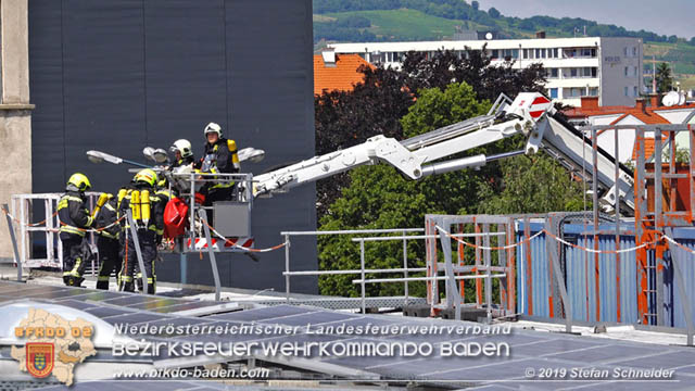 20190715 Brand mehrerer Photovoltaikpaneele am Dach einer Halle im Gewerbepark-Traiskirchen Foto: © Stefan Schneider BFK Baden 20190715 Brand mehrerer Photovoltaikpaneele am Dach einer Halle im Gewerbepark-Traiskirchen Foto: © Stefan Schneider BFK Baden