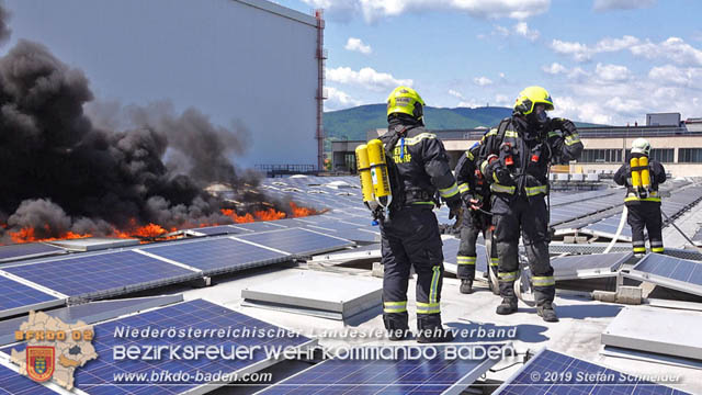 20190715 Brand mehrerer Photovoltaikpaneele am Dach einer Halle im Gewerbepark-Traiskirchen Foto: © Stefan Schneider BFK Baden 20190715 Brand mehrerer Photovoltaikpaneele am Dach einer Halle im Gewerbepark-Traiskirchen Foto: © Stefan Schneider BFK Baden