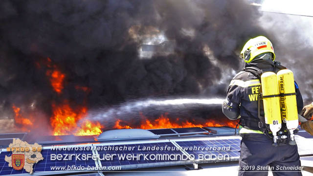 20190715 Brand mehrerer Photovoltaikpaneele am Dach einer Halle im Gewerbepark-Traiskirchen Foto: © Stefan Schneider BFK Baden 20190715 Brand mehrerer Photovoltaikpaneele am Dach einer Halle im Gewerbepark-Traiskirchen Foto: © Stefan Schneider BFK Baden