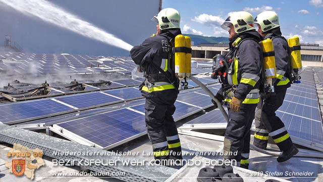 20190715 Brand mehrerer Photovoltaikpaneele am Dach einer Halle im Gewerbepark-Traiskirchen Foto: © Stefan Schneider BFK Baden 20190715 Brand mehrerer Photovoltaikpaneele am Dach einer Halle im Gewerbepark-Traiskirchen Foto: © Stefan Schneider BFK Baden