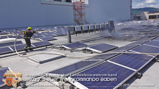 20190715 Brand mehrerer Photovoltaikpaneele am Dach einer Halle im Gewerbepark-Traiskirchen Foto: © Stefan Schneider BFK Baden 20190715 Brand mehrerer Photovoltaikpaneele am Dach einer Halle im Gewerbepark-Traiskirchen Foto: © Stefan Schneider BFK Baden