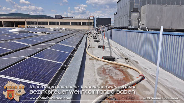 20190715 Brand mehrerer Photovoltaikpaneele am Dach einer Halle im Gewerbepark-Traiskirchen Foto: © Stefan Schneider BFK Baden 20190715 Brand mehrerer Photovoltaikpaneele am Dach einer Halle im Gewerbepark-Traiskirchen Foto: © Stefan Schneider BFK Baden