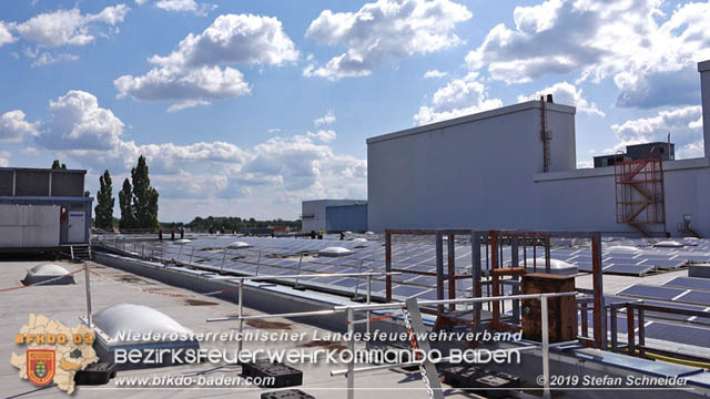 20190715 Brand mehrerer Photovoltaikpaneele am Dach einer Halle im Gewerbepark-Traiskirchen Foto: © Stefan Schneider BFK Baden 20190715 Brand mehrerer Photovoltaikpaneele am Dach einer Halle im Gewerbepark-Traiskirchen Foto: © Stefan Schneider BFK Baden