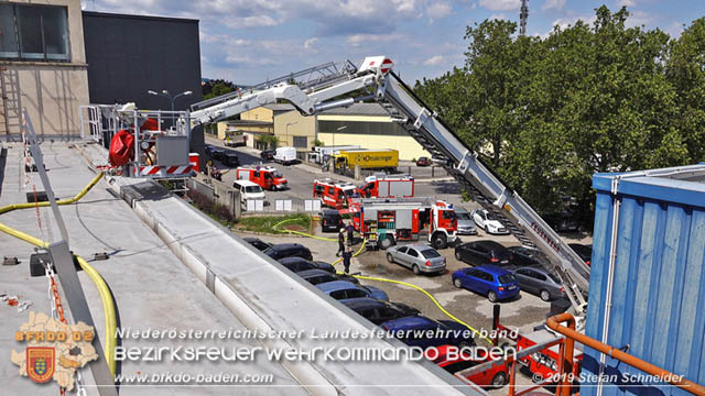 20190715 Brand mehrerer Photovoltaikpaneele am Dach einer Halle im Gewerbepark-Traiskirchen Foto: © Stefan Schneider BFK Baden 20190715 Brand mehrerer Photovoltaikpaneele am Dach einer Halle im Gewerbepark-Traiskirchen Foto: © Stefan Schneider BFK Baden