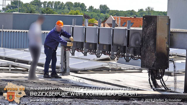 20190715 Brand mehrerer Photovoltaikpaneele am Dach einer Halle im Gewerbepark-Traiskirchen Foto: © Stefan Schneider BFK Baden 20190715 Brand mehrerer Photovoltaikpaneele am Dach einer Halle im Gewerbepark-Traiskirchen Foto: © Stefan Schneider BFK Baden