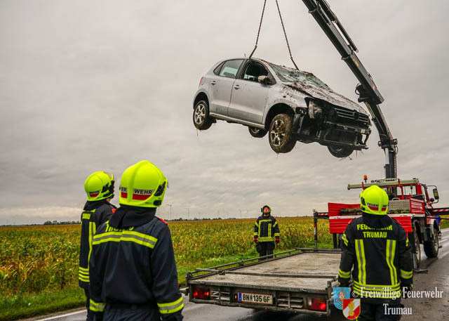 20190907 Spektakulärer Verkehrsunfall bei Trumau Foto: © Freiwillige Feuerwehr Trumau 20190907 Spektakulärer Verkehrsunfall bei Trumau Foto: © Freiwillige Feuerwehr Trumau