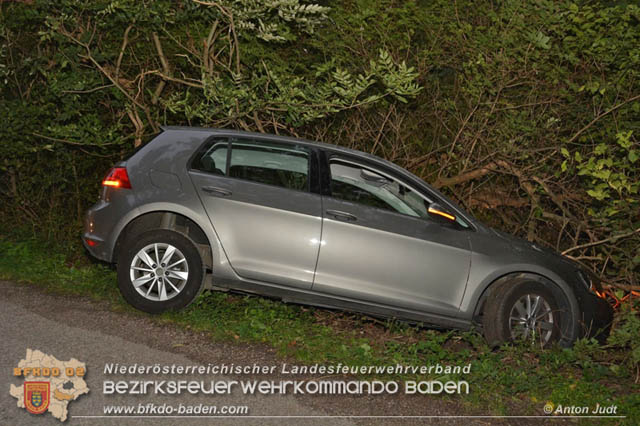 20191006 Fahrzeugbergung in Traiskirchen nachdem sich ein abgestellter Pkw selbstständig machte  Foto: © Anton Judt FF Traiskirchen-Stadt