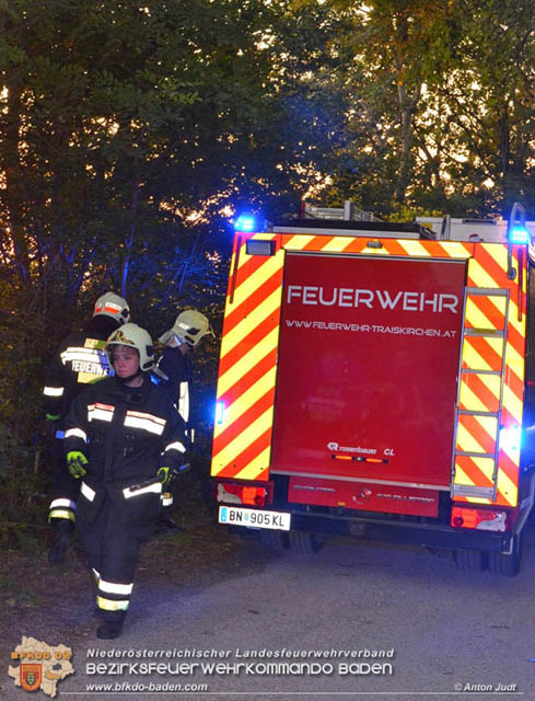 20191006 Fahrzeugbergung in Traiskirchen nachdem sich ein abgestellter Pkw selbstständig machte  Foto: © Anton Judt FF Traiskirchen-Stadt