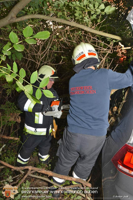 20191006 Fahrzeugbergung in Traiskirchen nachdem sich ein abgestellter Pkw selbstständig machte  Foto: © Anton Judt FF Traiskirchen-Stadt