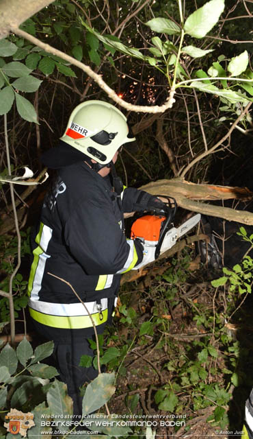 20191006 Fahrzeugbergung in Traiskirchen nachdem sich ein abgestellter Pkw selbstständig machte  Foto: © Anton Judt FF Traiskirchen-Stadt