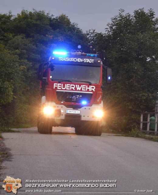 20191006 Fahrzeugbergung in Traiskirchen nachdem sich ein abgestellter Pkw selbstständig machte  Foto: © Anton Judt FF Traiskirchen-Stadt