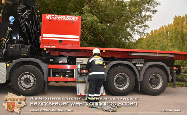 20191006 Fahrzeugbergung in Traiskirchen nachdem sich ein abgestellter Pkw selbstständig machte  Foto: © Anton Judt FF Traiskirchen-Stadt