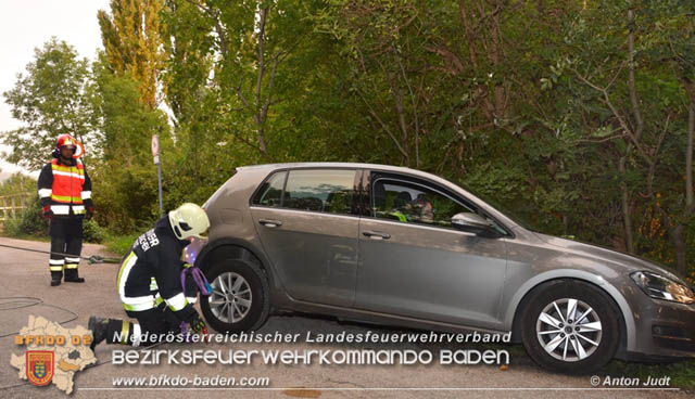 20191006 Fahrzeugbergung in Traiskirchen nachdem sich ein abgestellter Pkw selbstständig machte  Foto: © Anton Judt FF Traiskirchen-Stadt20191006 Fahrzeugbergung in Traiskirchen nachdem sich ein abgestellter Pkw selbstständig machte  Foto: © Anton Judt FF Traiskirchen-Stadt