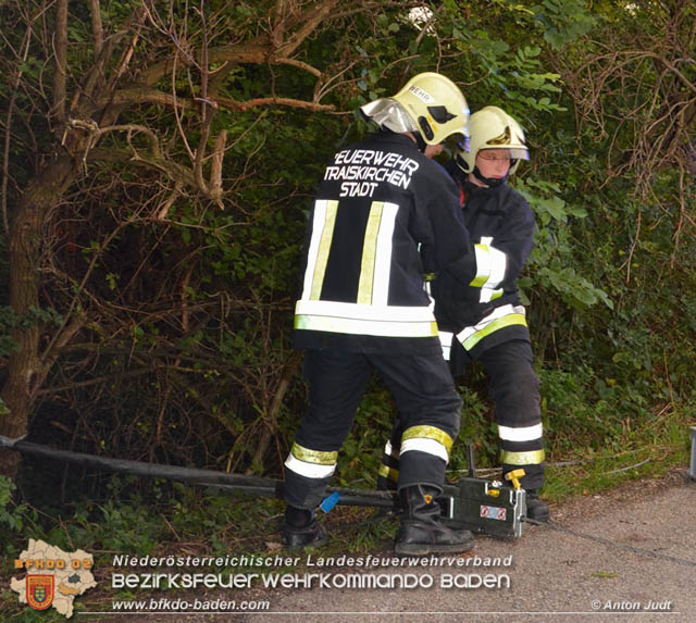 20191006 Fahrzeugbergung in Traiskirchen nachdem sich ein abgestellter Pkw selbstständig machte  Foto: © Anton Judt FF Traiskirchen-Stadt20191006 Fahrzeugbergung in Traiskirchen nachdem sich ein abgestellter Pkw selbstständig machte  Foto: © Anton Judt FF Traiskirchen-Stadt