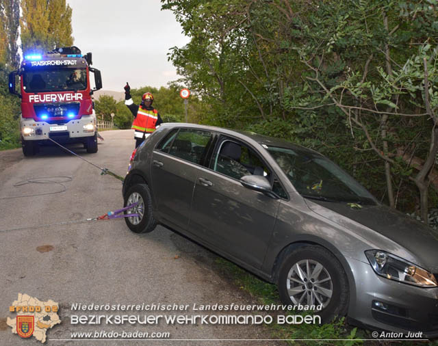 20191006 Fahrzeugbergung in Traiskirchen nachdem sich ein abgestellter Pkw selbstständig machte  Foto: © Anton Judt FF Traiskirchen-Stadt20191006 Fahrzeugbergung in Traiskirchen nachdem sich ein abgestellter Pkw selbstständig machte  Foto: © Anton Judt FF Traiskirchen-Stadt