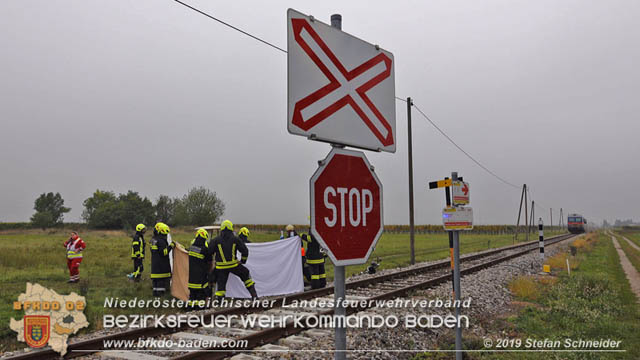 20191014 Pensionist mit Rad bei einem unbeschranktem Bahnübergang in Tattendorf von Zug erfasst und schwer verletzt  Foto: © Stefan Schneider