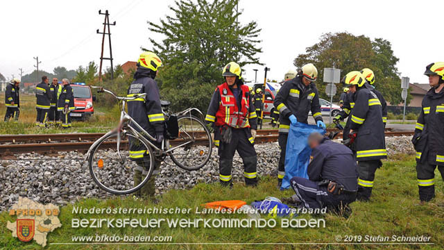 20191014 Pensionist mit Rad bei einem unbeschranktem Bahnübergang in Tattendorf von Zug erfasst und schwer verletzt  Foto: © Stefan Schneider