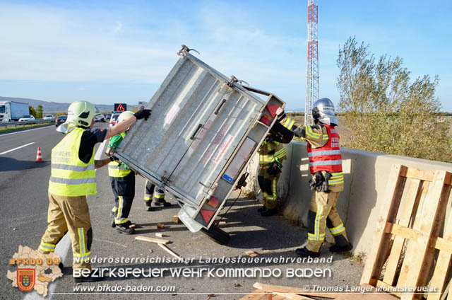 20191025 Anhänger auf A3 umgekippt  Foto: © Thomas Lenger Monatsrevue.at