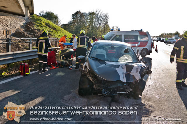 20191104 Pkw prallt auf der A2 in Absicherungs Lkw der ASFiNAG bei Traiskirchen  Foto: © Stefan Schneider BFK Baden