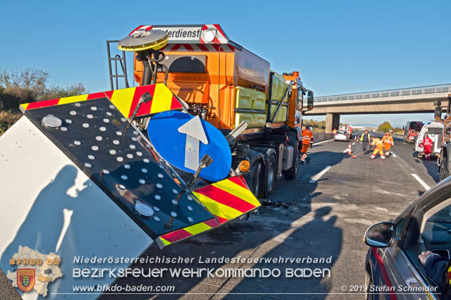 20191104 Pkw prallt auf der A2 in Absicherungs Lkw der ASFiNAG bei Traiskirchen  Foto: © Stefan Schneider BFK Baden