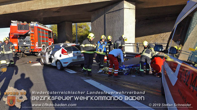 20191104 Pkw prallt auf der A2 in Absicherungs Lkw der ASFiNAG bei Traiskirchen  Foto: © Stefan Schneider BFK Baden