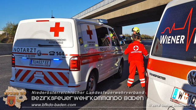 20191104 Pkw prallt auf der A2 in Absicherungs Lkw der ASFiNAG bei Traiskirchen  Foto: © Stefan Schneider BFK Baden