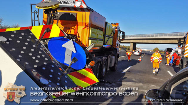 20191104 Pkw prallt auf der A2 in Absicherungs Lkw der ASFiNAG bei Traiskirchen  Foto: © Stefan Schneider BFK Baden