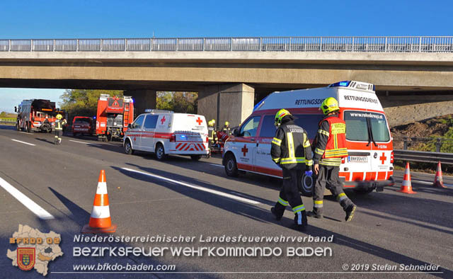 20191104 Pkw prallt auf der A2 in Absicherungs Lkw der ASFiNAG bei Traiskirchen  Foto: © Stefan Schneider BFK Baden